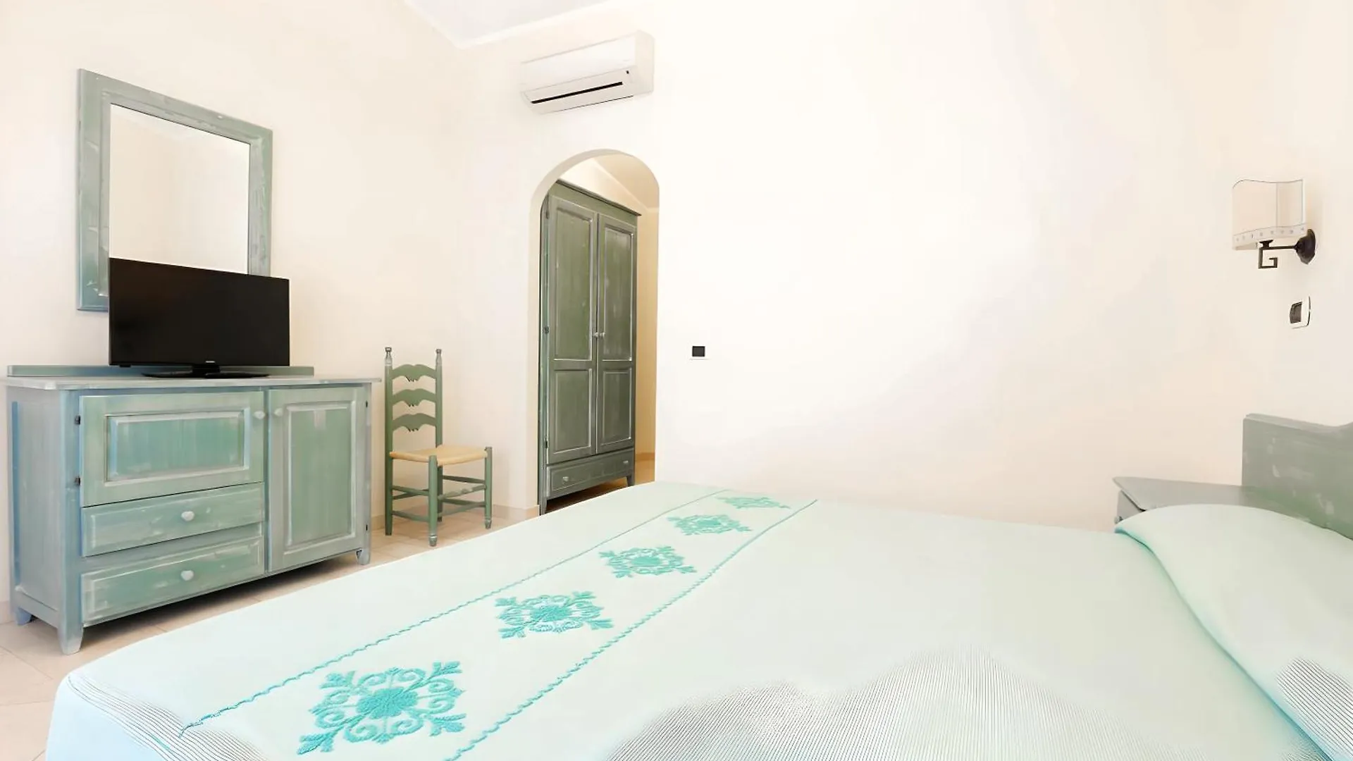 Hotiday Room Collection - Гольфо-Аранчи 4*,  Италия